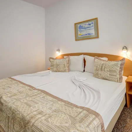 Kini Park & Free Parking Hotel