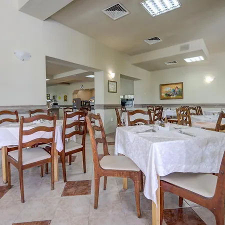 Kini Park & Free Parking Hotell 3*