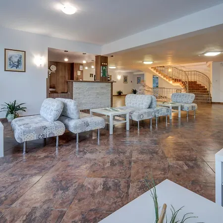 Kini Park & Free Parking Hotell 3*