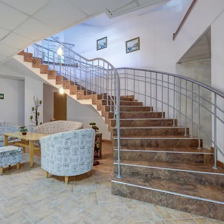 מלון Kini Park & Free Parking 3*