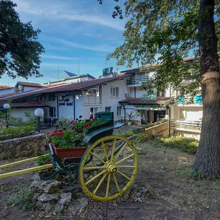 Kini Park & Free Parking Hotell 3*