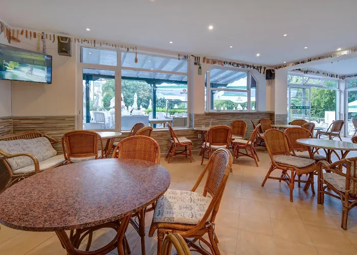 Kini Park & Free Parking מלון