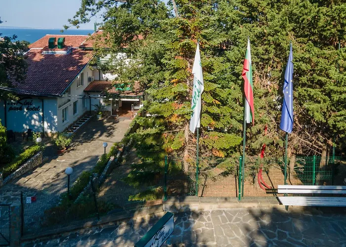 Hotel Kini Park & Free Parking